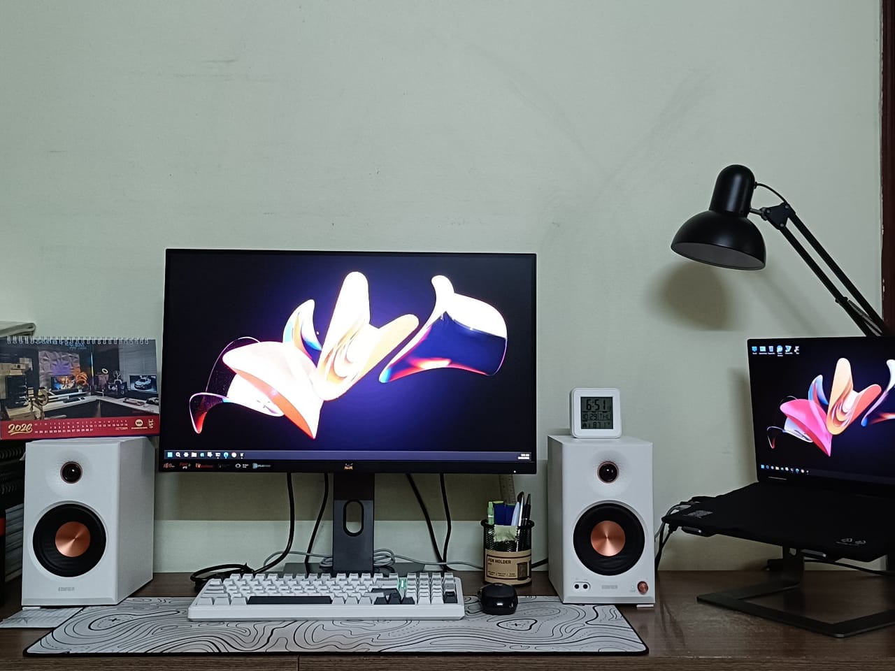 Góc máy của Phat Nguyen: Góc làm việc tối giản tông trắng đen với loa Edifier, bàn phím cơ, màn hình ViewSonic và laptop đặt trên giá đỡ.