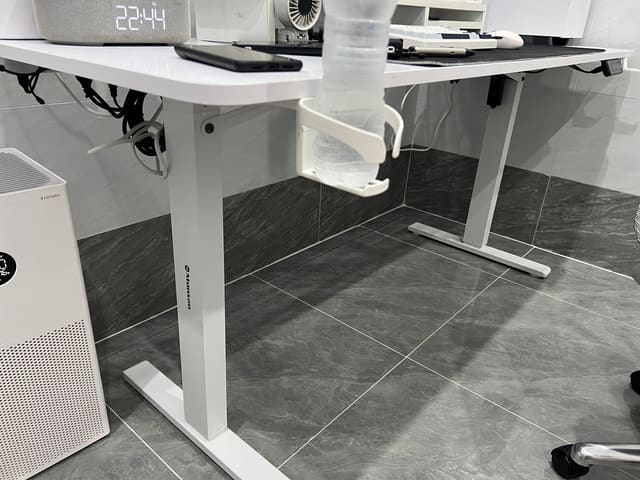 Bàn nâng hạ Manson Smartdesk
Lần đầu tiên được trải nghiệm bàn nâng hạ với cảm giác mới lạ
Dù chỉ 1 động cơ và lúc nâng hơi run nhưng không ảnh hưởng gì , theo tìm hiểu thì bàn nâng hạ giá cao hơn vẫn có rung
Màu đẹp , hợp với ai theo style tối giản