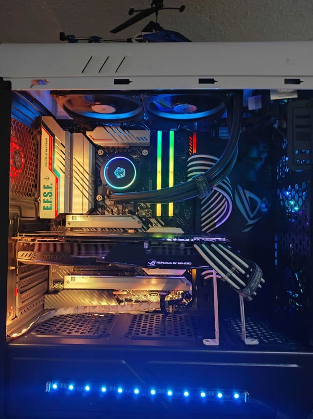 Con VỎ CASE 11 năm tuổi, từ 2015 đến nay vẫn dùng.

Đã qua 8 đời card, 5 đời main, 3 đời tản. Nhưng mình vẫn chọn e nó để chứa hết bộ đồ lòng. 

Công nhận, case thời xưa, thép dày, nặng. Đâu đó mua gần cả củ (~ 1/6 lương thời đó) :D