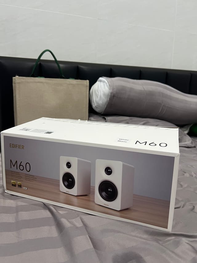 Đây là cặp loa mơ ước lúc mới bước chân vào bộ môn setup
Lúc trước mình dùng loa Logitech Z120 nhưng khi đổi qua Edifier M60 thì là 1 sự khác biệt về đẳng cấp , ngoại hình và âm thanh
Với gu nhạc lofi thì đây chuẩn con loa trong lòng mình
